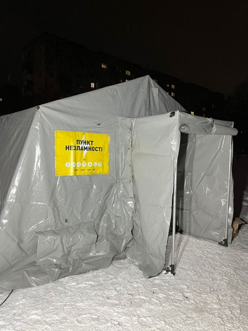 Снігопад у Луцьку: дороги посипають, техніку посилили, працюють пункти незламності