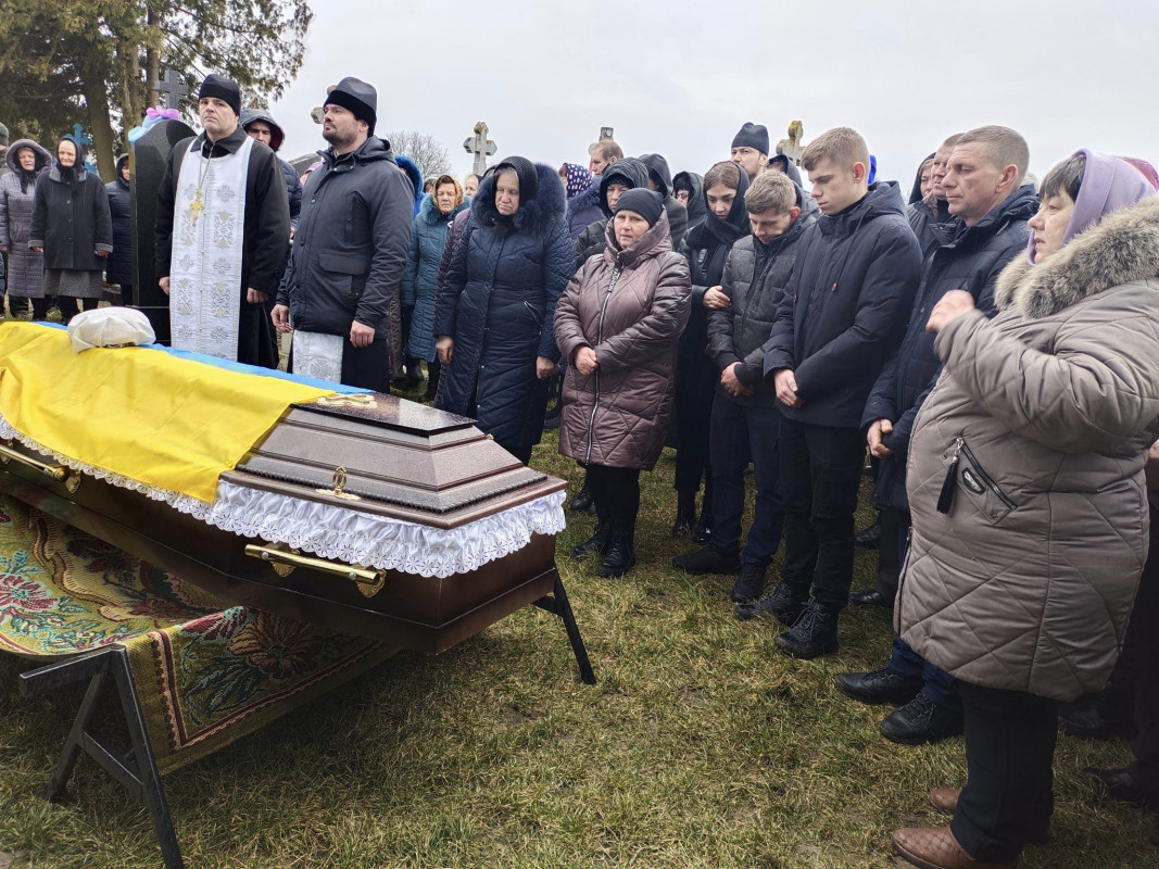 Без батька залишилось двоє синів: на Волині попрощалися  із Героєм Василем Бекеруком