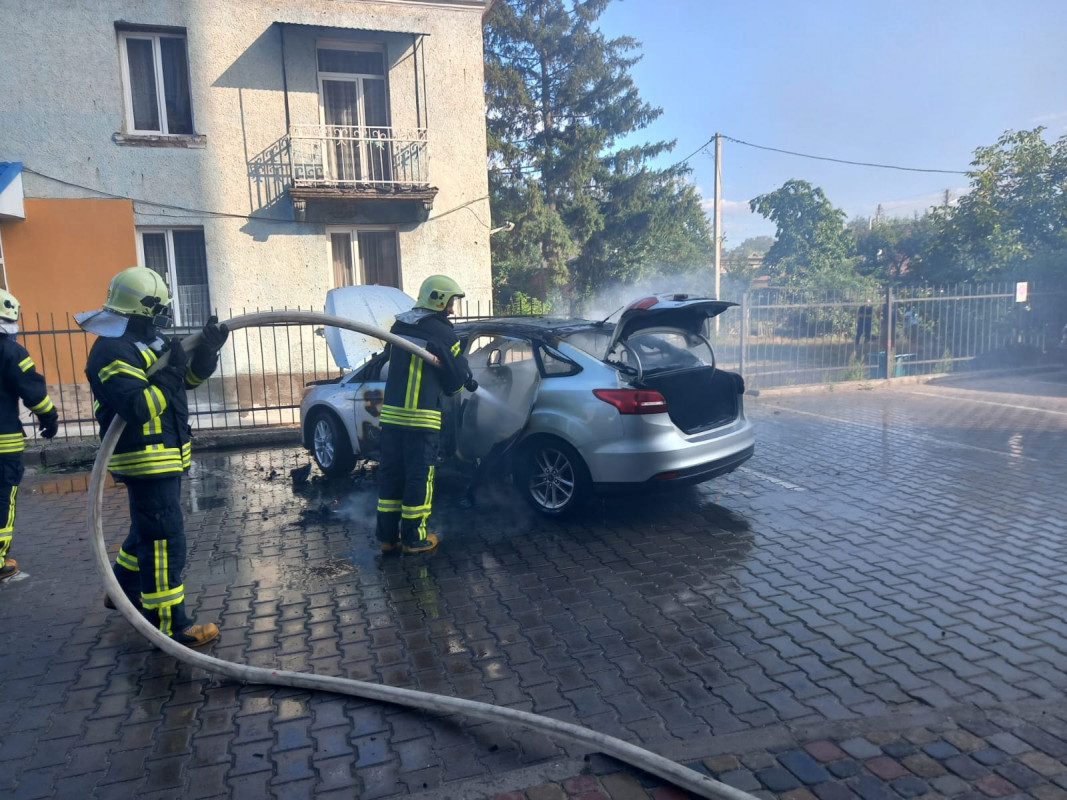 У Луцьку посеред вулиці вщент згоріло авто. Фото