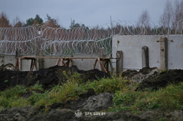 Білоруси показали український паркан на кордоні з Волинню