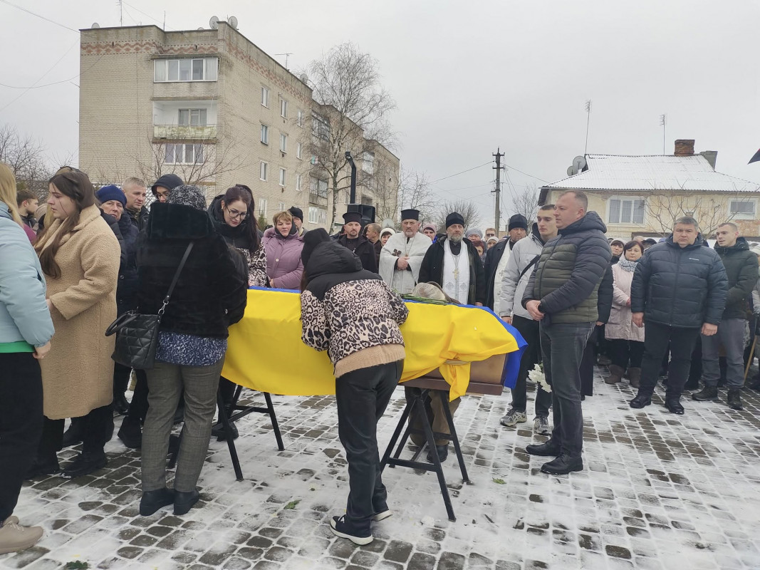 Зі сльозами  ділили його весільний коровай на кладовищі: на Волині попрощалися молодим Героєм