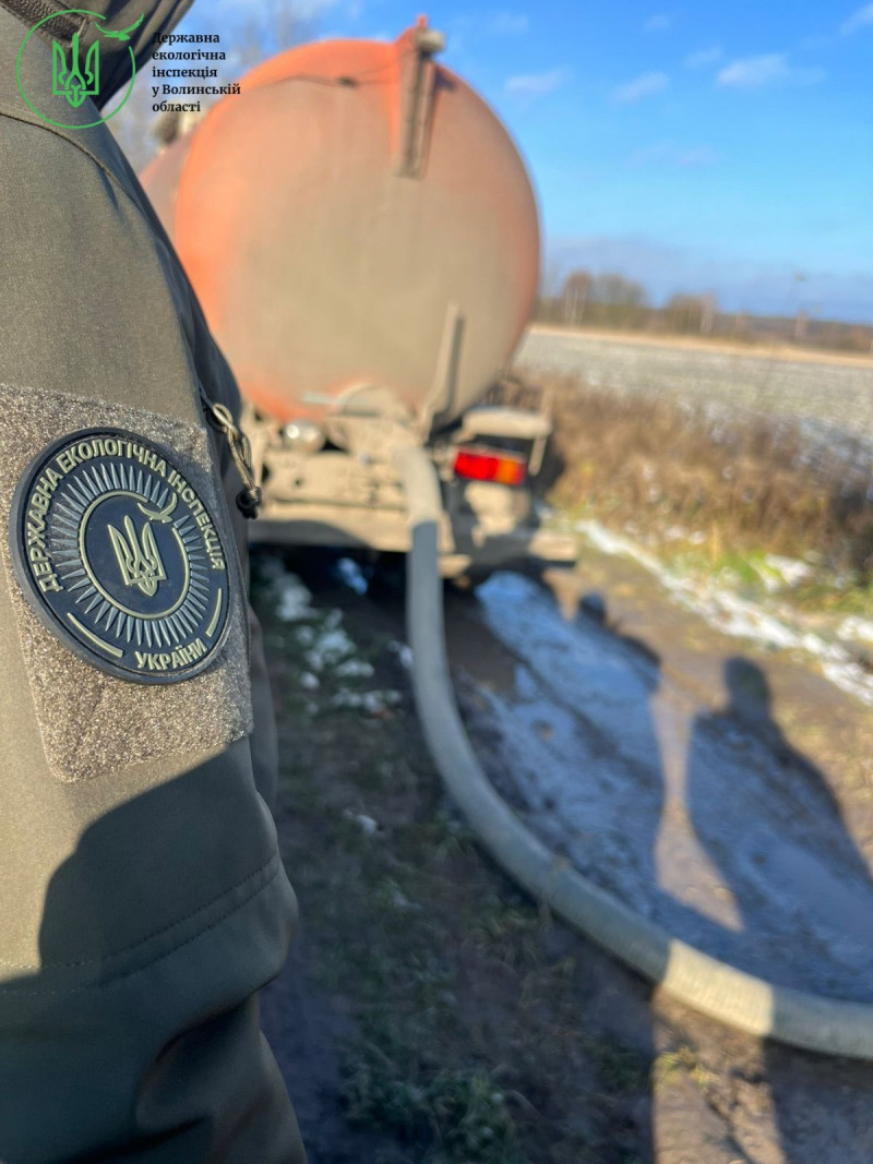 На Волині впіймали на гарячому спритника, який зливав нечистоти у водойму