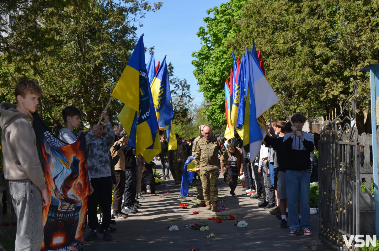 Був людиною, до якої тягнулося серце: на Волині попрощалися з 26-річним Героєм Дмитром Слюсарем