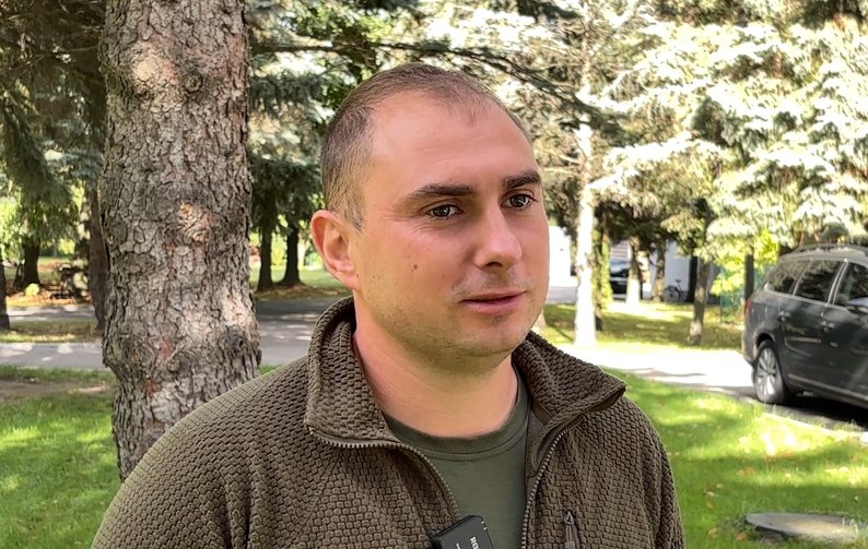 На Волині вчителька на пенсії прихистила травмованого лелеку