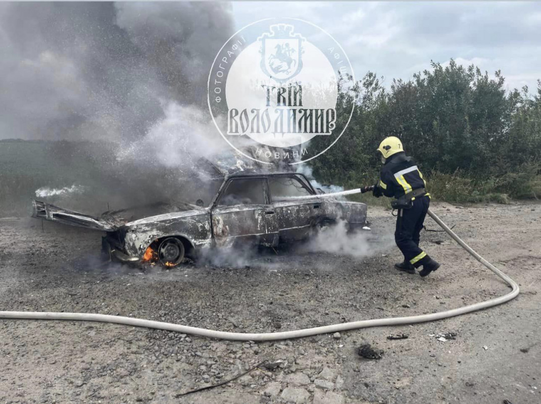 Вогонь знищив повністю: на Волині серед дороги горів автомобіль