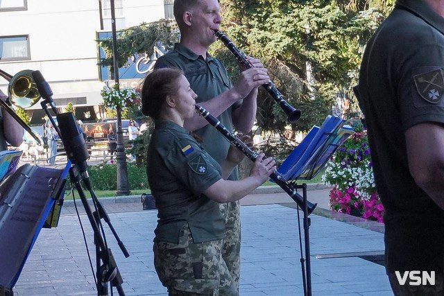 Особливий захід просто неба: у центрі Луцька відбувся концерт військового оркестру