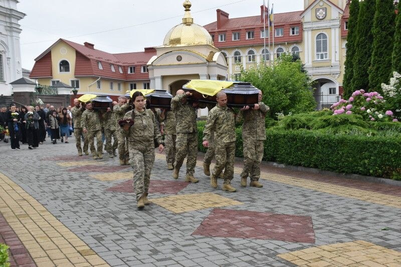 На колінах і з молитвою: Луцька громада провела в останню путь трьох Героїв