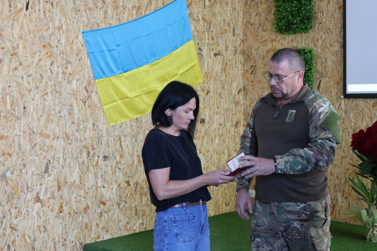 Без батька залишилося три донечки: дружині загиблого на війні підполковника з Волині вручили його посмертну нагороду