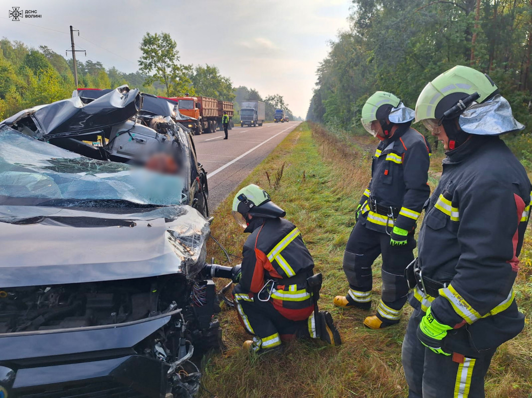 На Волині легковик зіштовхнувся з фурою: жінка загинула, діти отримали травми