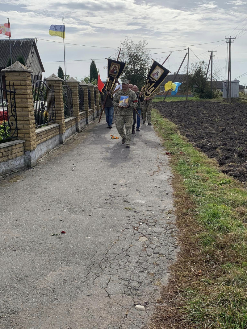 Помер на бойових позиціях: на Волині провели в останню дорогу захисника Олександра Юзвика