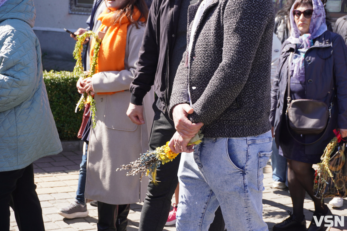 Сотні вірян прийшли освячувати вербу у головний собор Луцька. Фоторепортаж