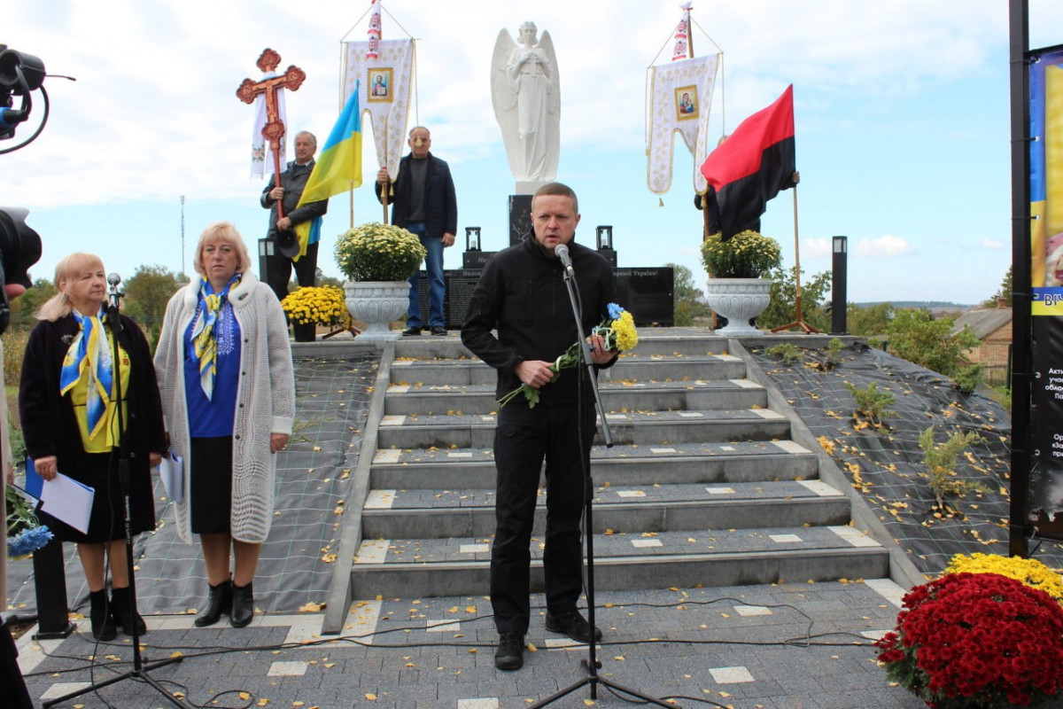 Пам’ять поколінь: на Волині відкрили меморіал загиблим у війнах односельчанам та Алею Слави