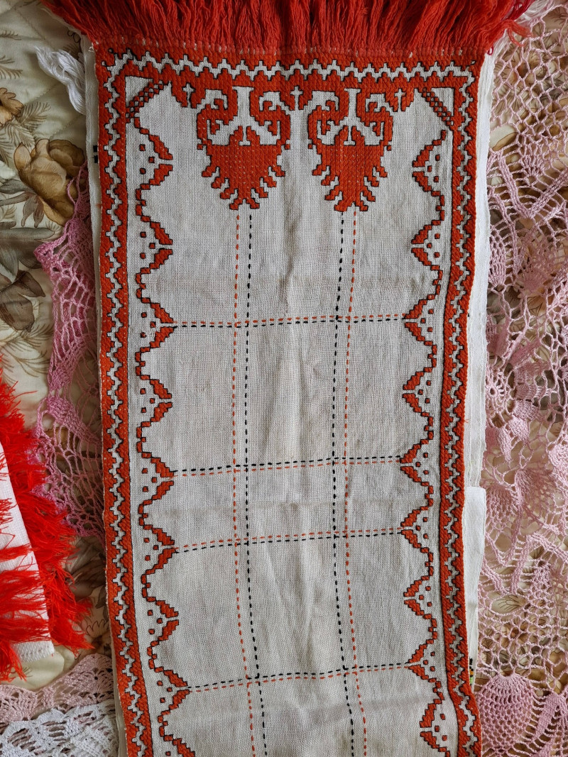 Пів століття присвятила медицині, а все життя — творчості: історія волинської вишивальниці