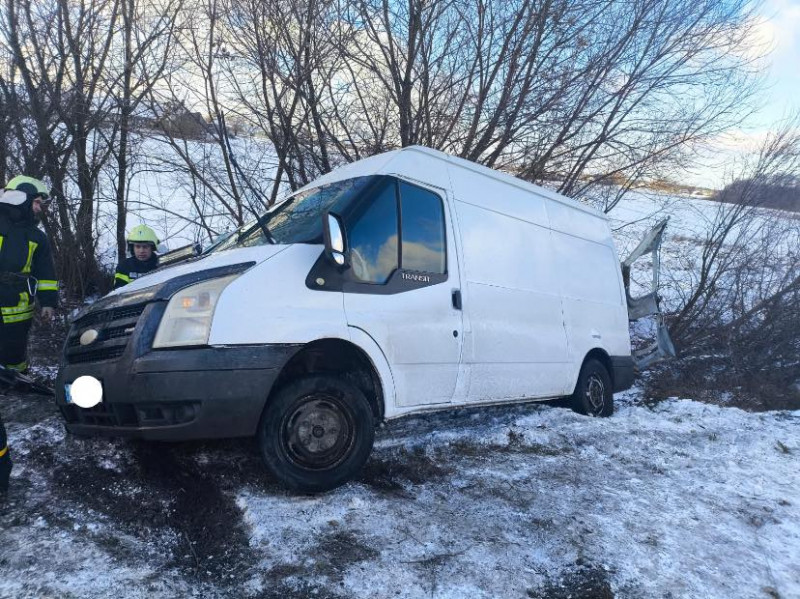 На Волині зіткнулися мікроавтобус і вантажівка: рятувальники деблокували постраждалого