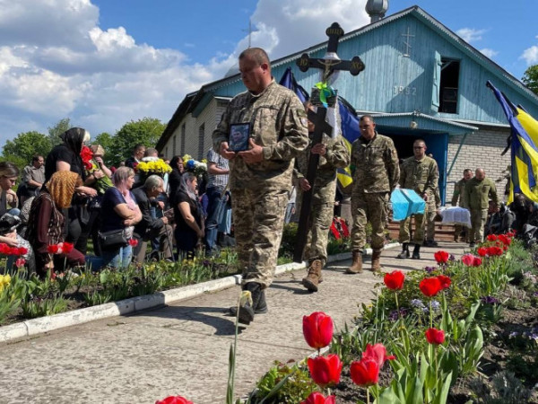 Невимовний біль ятрить наші серця: Нововолинська громада попрощалася із двома загиблими Героями