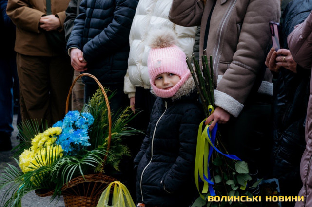 «Він ніколи не думав про себе й не скаржився»: у Луцьку відкрили меморіальну дошку на честь бойового медика Романа Ткача