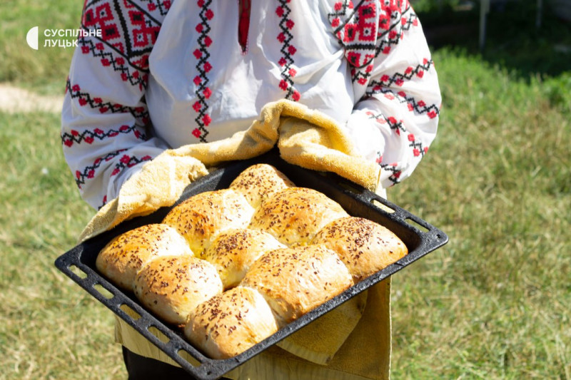 На Волині родина пече хліб, аби допомогти ЗСУ: вже зібрали понад 60 тисяч гривень