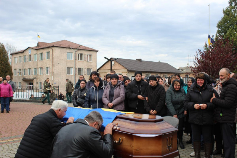 Маленький син ніколи більше не побачить тата: на Волині попрощалися з Героєм Миколою Мясковським