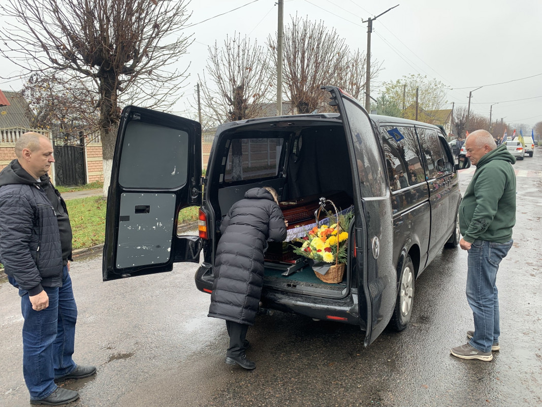 Осиротіли діти, овдовіла молода дружина: на Волині попрощалися з Героєм Володимиром Кравчуком