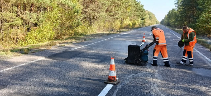 На важливій трасі Волині ліквідовують ями та укріплюють узбіччя