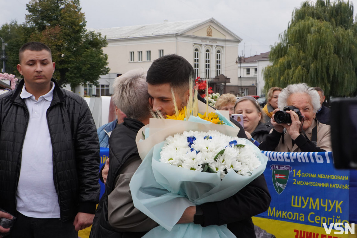 «Я зараз тут, і це моя реальність»: у Луцьку зустріли захисника Павла Літвіна після 50 місяців полону