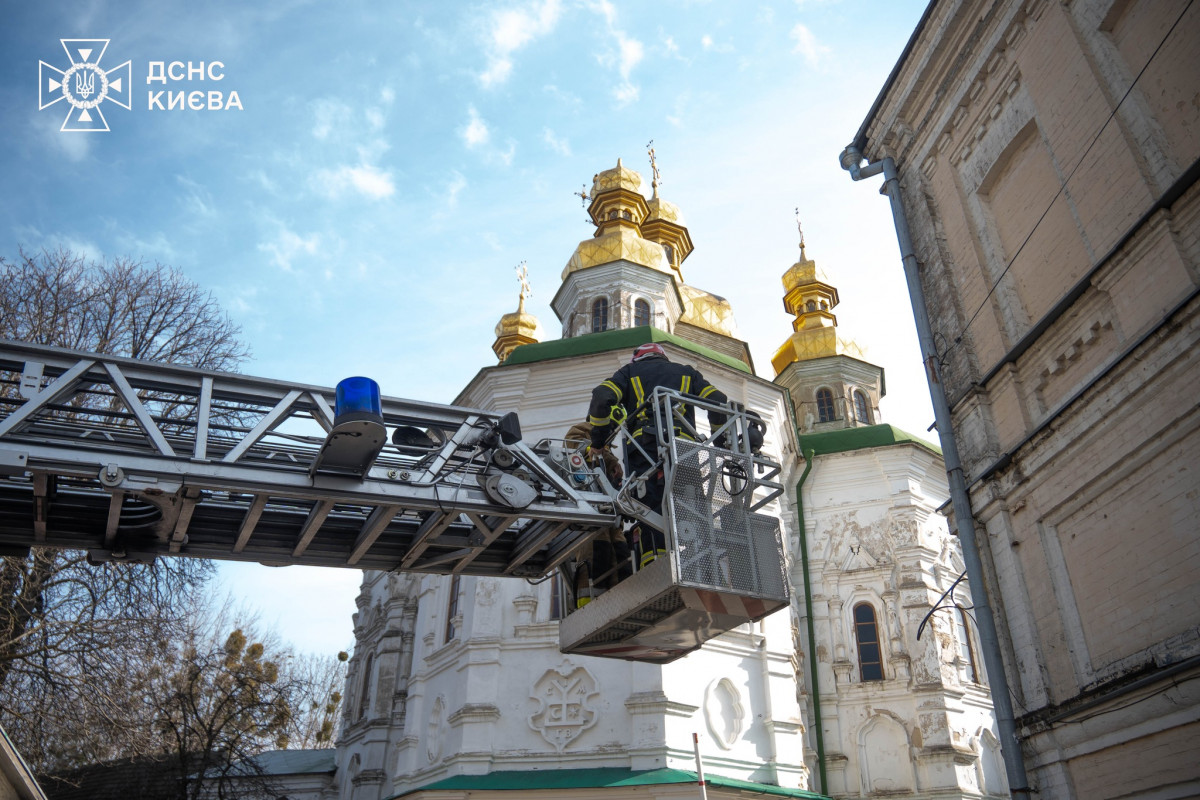 У Києво-Печерській лаврі обвалився хрест: рятувальники провели демонтаж