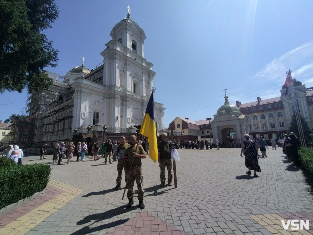 Сльози і квіти: у Луцьку попрощалися з 28-річним Героєм Олексієм Цехошем