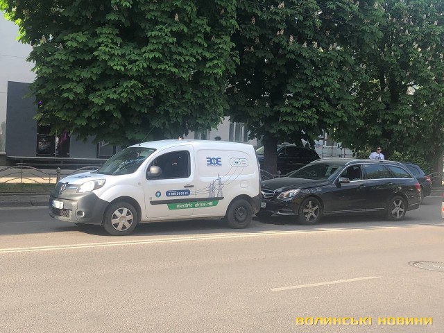 У Луцьку водій «мерседеса» врізався в авто «Волиньобленерго»