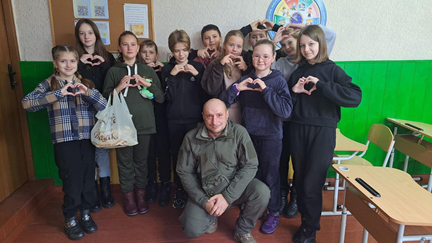 Зворушлива зустріч: на Волині військовослужбовець віддячив учениці, яка передала йому подарунок