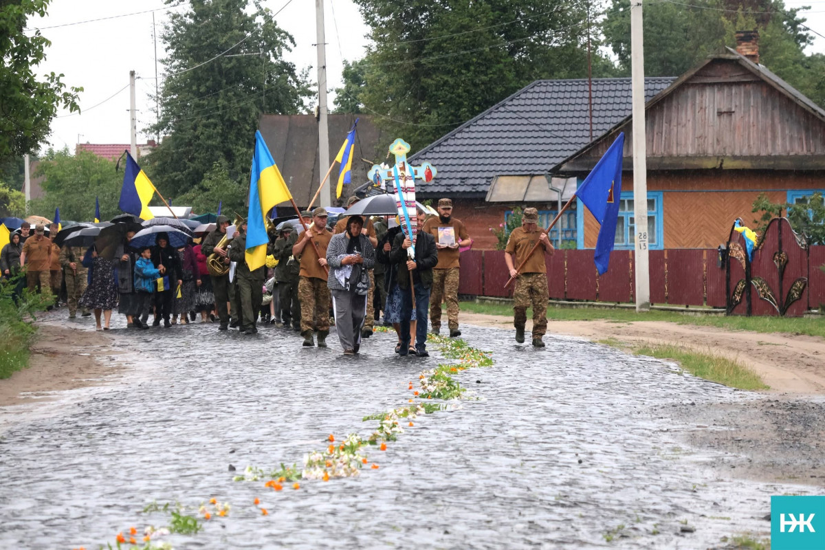 На Волині попрощалися із захисником Сергієм Клапінським, життя якого трагічно обірвала ДТП