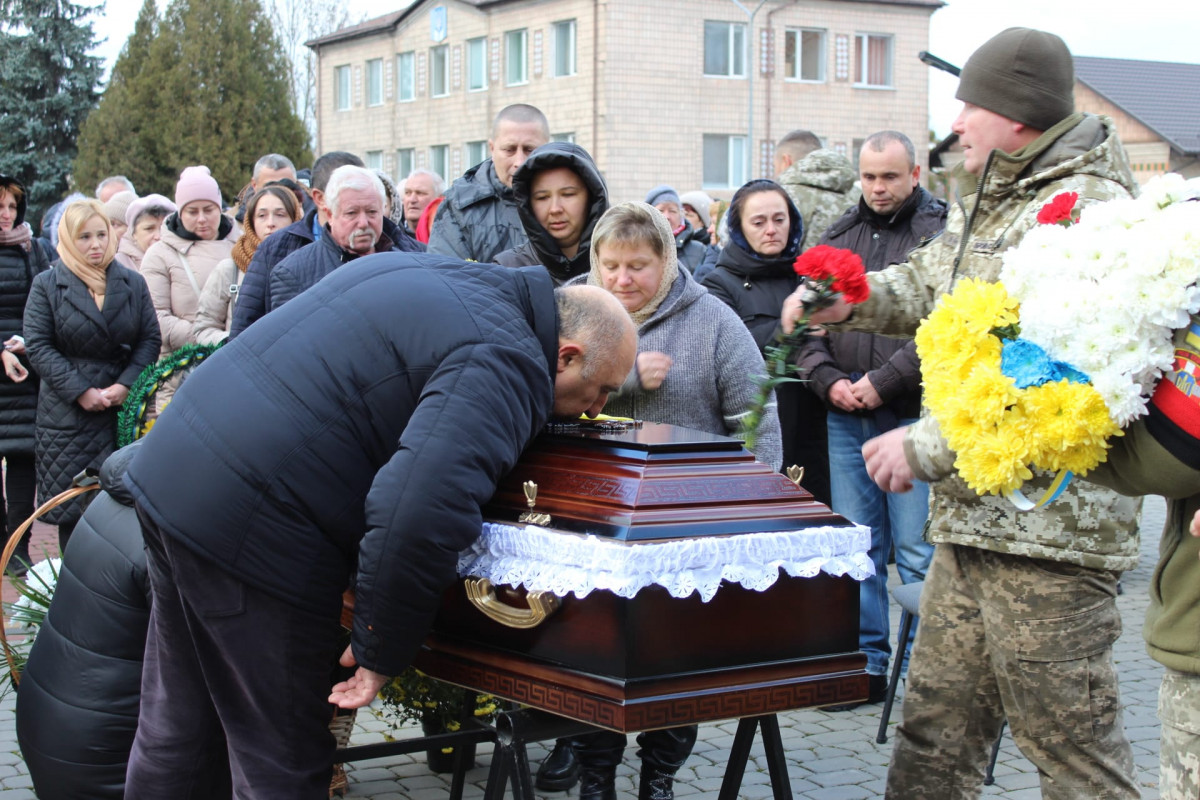 Донька та син втратили батька: на Волині попрощались із Героєм Василем Мартинюком