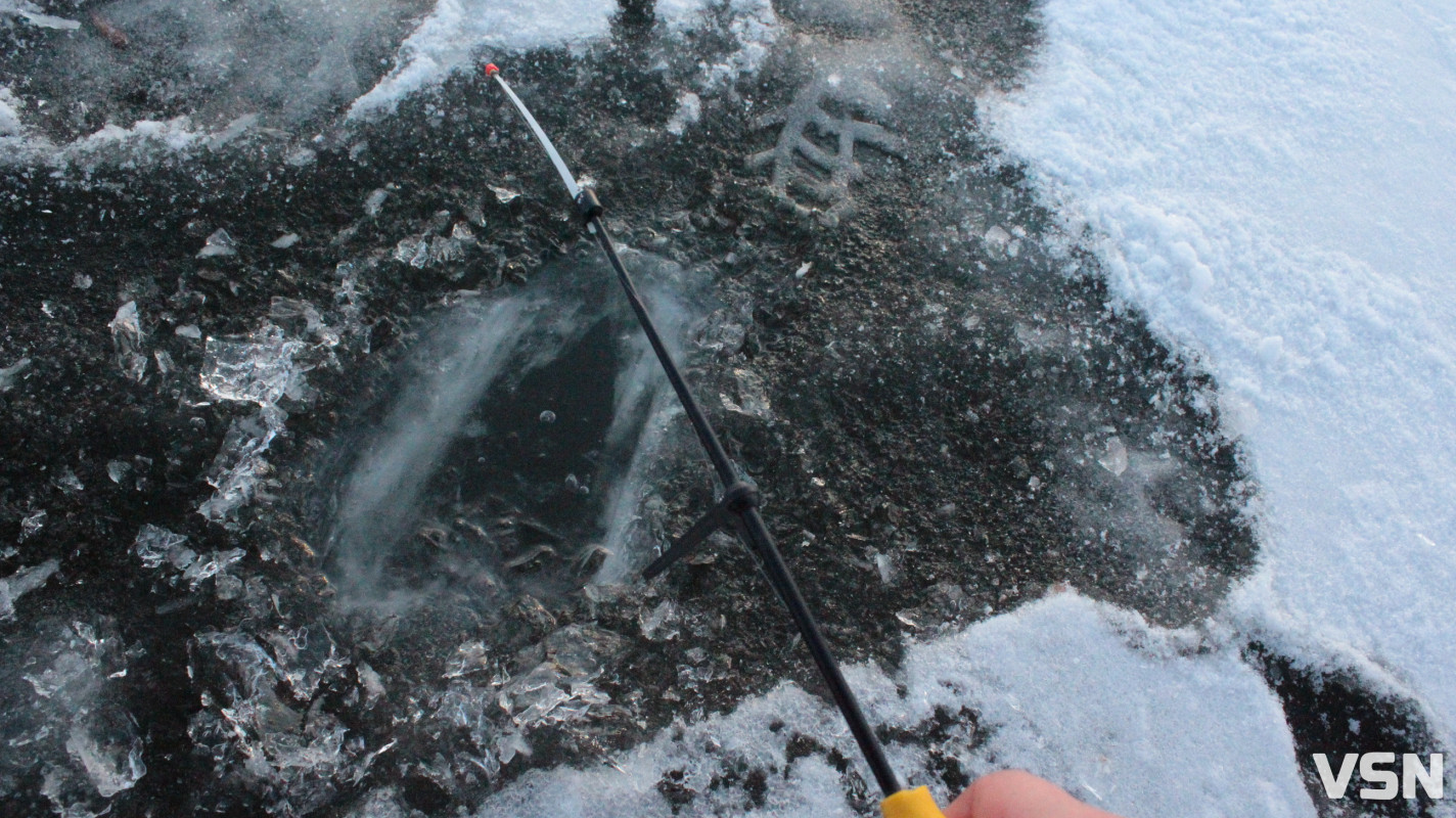 Крига 10 сантиметрів та жерлиці на щуку: фоторепортаж із зимового ставка у селі на Волині