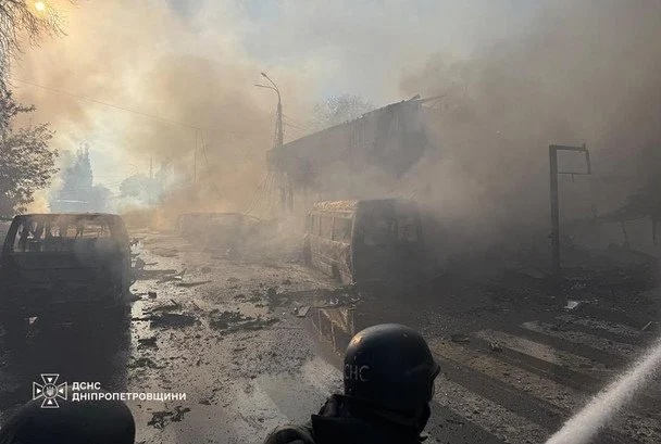 Росія атакувала українське місто: горять магазини й авто, є загиблі та поранені