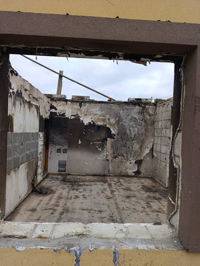 Блискавка за лічені хвилини знищила дім волинського військового та медика: родина залишилася без житла