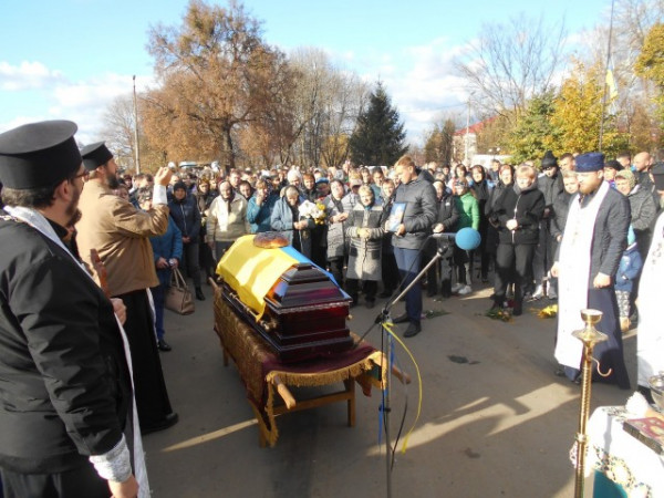 Не забудем і не пробачим: волиняни на колінах зустріли тіло загиблого Героя Дмитра Літовченка