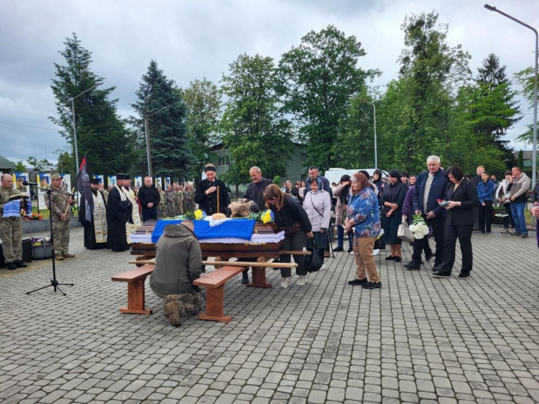 Понад два роки вважався зниклим безвісти: у громаді на Волині попрощалися з Героєм Олександром Барилюком