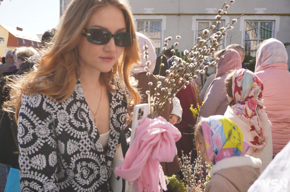 Сотні вірян прийшли освячувати вербу у головний собор Луцька. Фоторепортаж