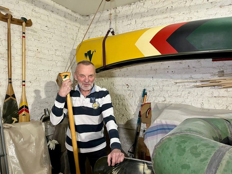 Різьбяр з Луцька майструє дерев'яні вироби - глечики, миски й інші декоративні фігури