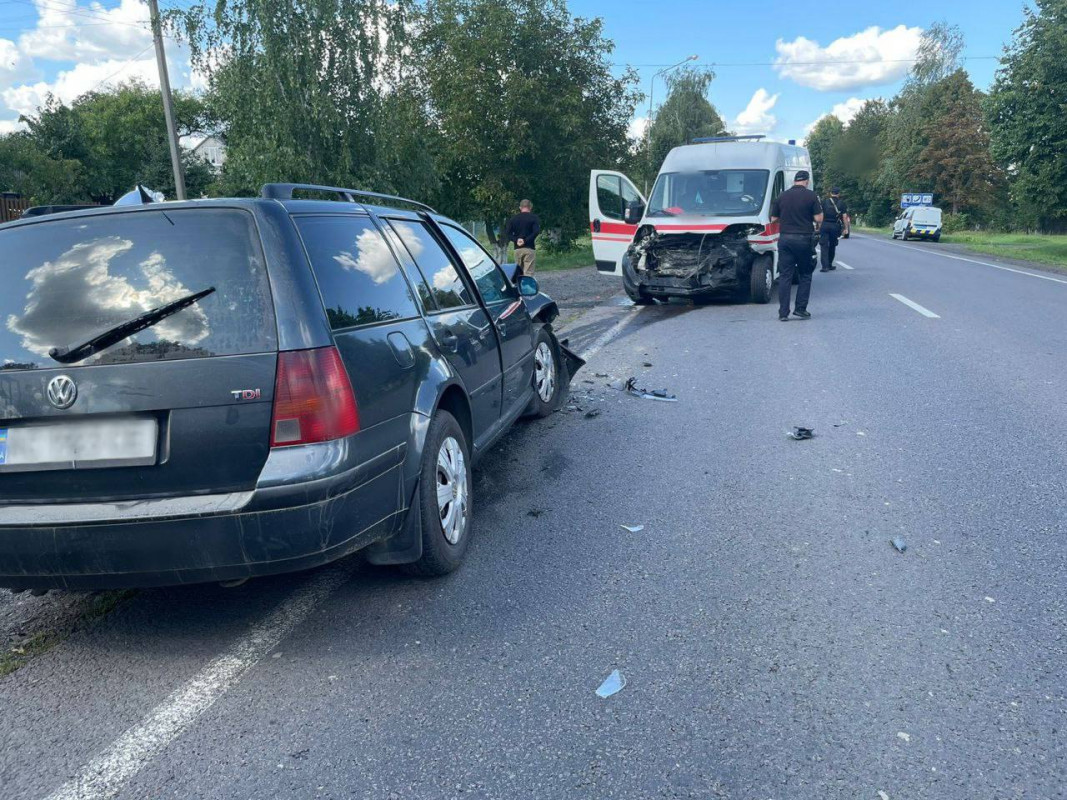 Водій заснув за кермом: у Луцькому районі зіткнулися легковик і «швидка»