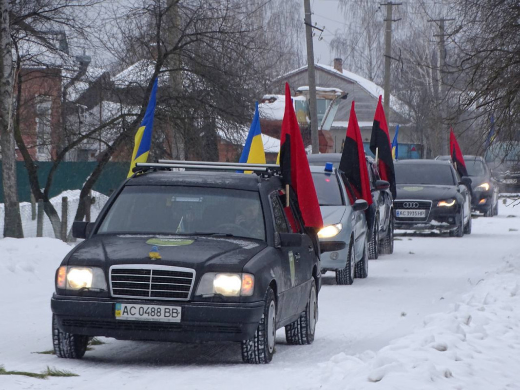 Серце воїна зупинилося на 41-му році життя: на Волині поховали Героя Олега Оменюка 