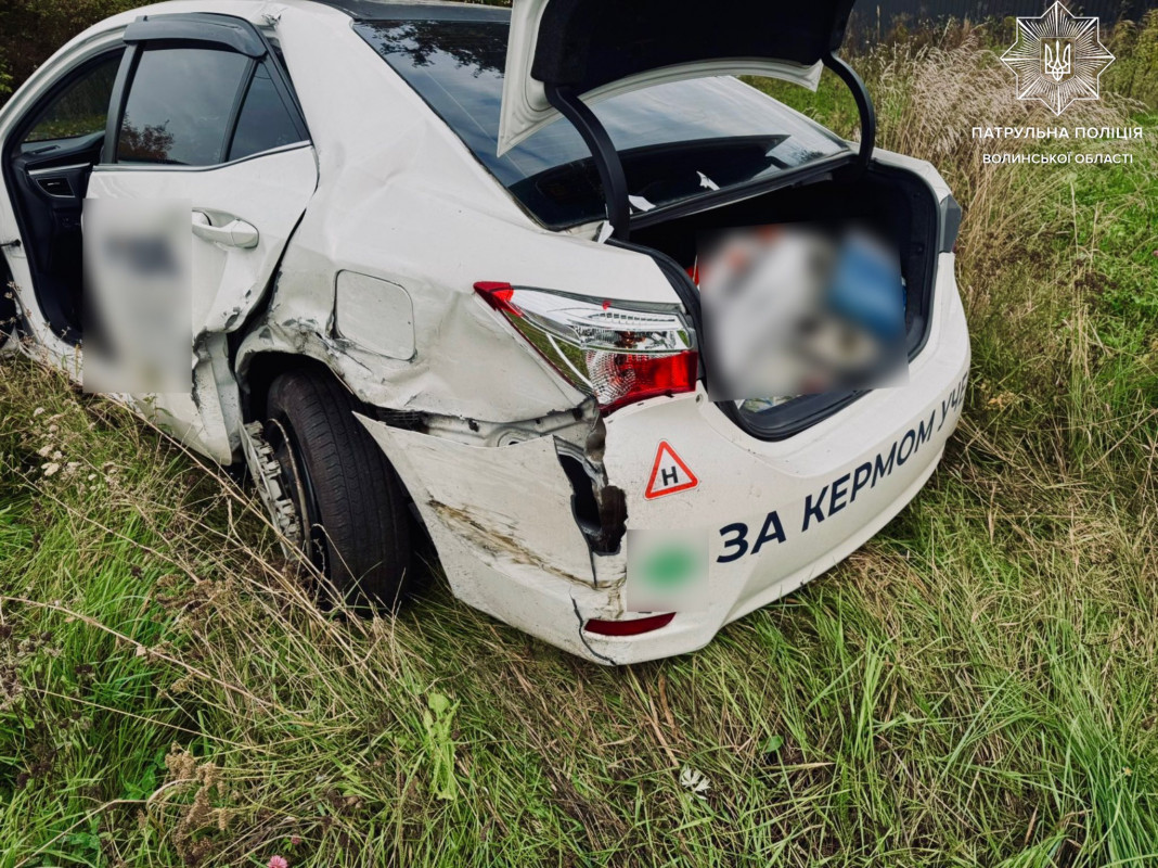 В Луцьку п’яний водій BMW в’їхав у припаркований автомобіль