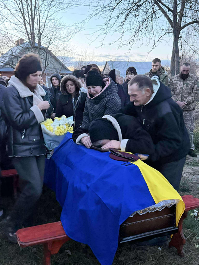 Для синів і донечок був татом, другом і порадником: на Волині в останню земну дорогу провели Героя Руслана Харчика