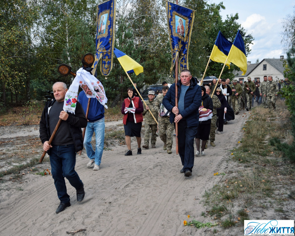 На колінах та зі сльозами проводжало усе село: на Волині попрощалися з Героєм  Віктором Швайкою