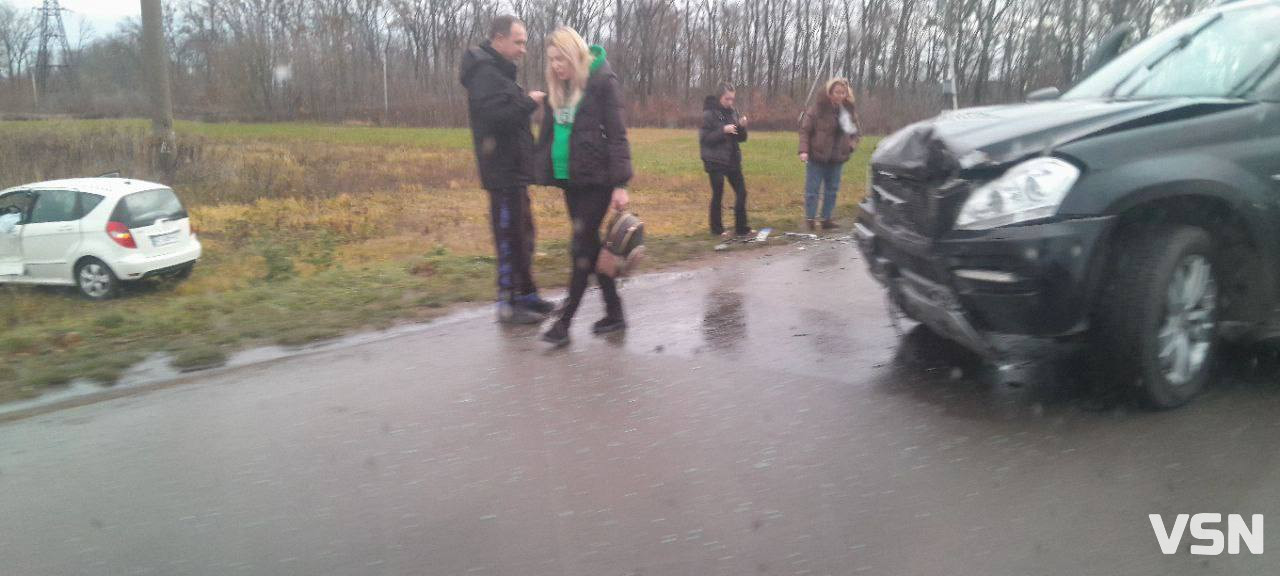 ДТП біля Луцька: від удару машина злетіла у кювет, рух ускладнено