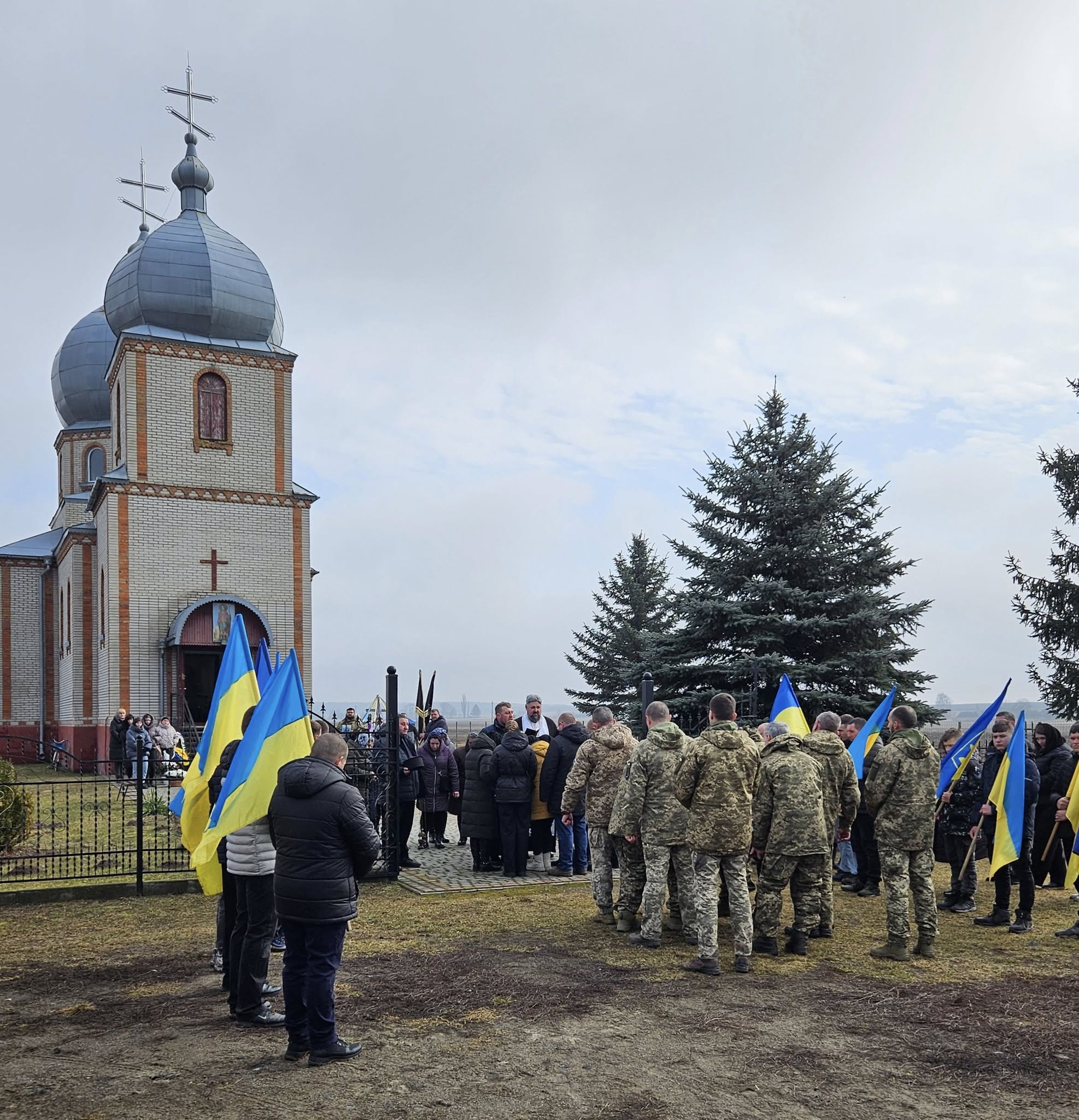 Батьки залишилися без сина, дружина - без опори, діти - без батька: на Волинь «на щиті» востаннє повернувся Герой Володимир Силка