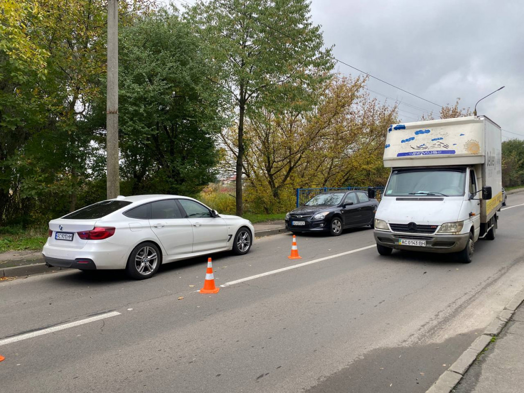 У Луцьку автівка наїхала на пішохода, постраждалого оглядають медики