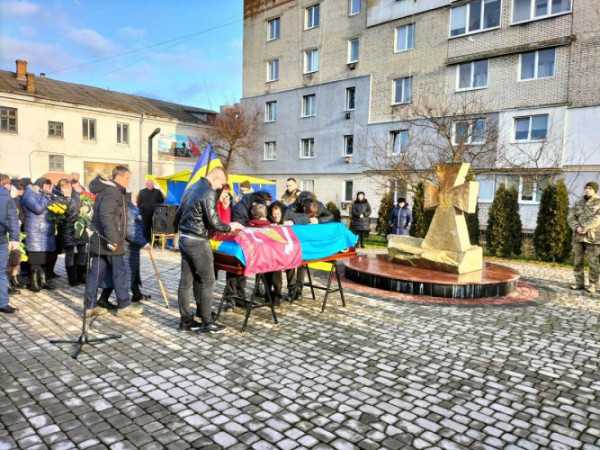 Наймолодший із трьох синів: на Волині попрощалися з Героєм Олександром Євстуровим