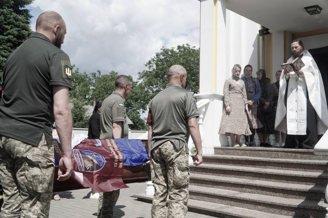 Друге прощання у місті за день: на Волині поховали Героя Віталія Ковальчука