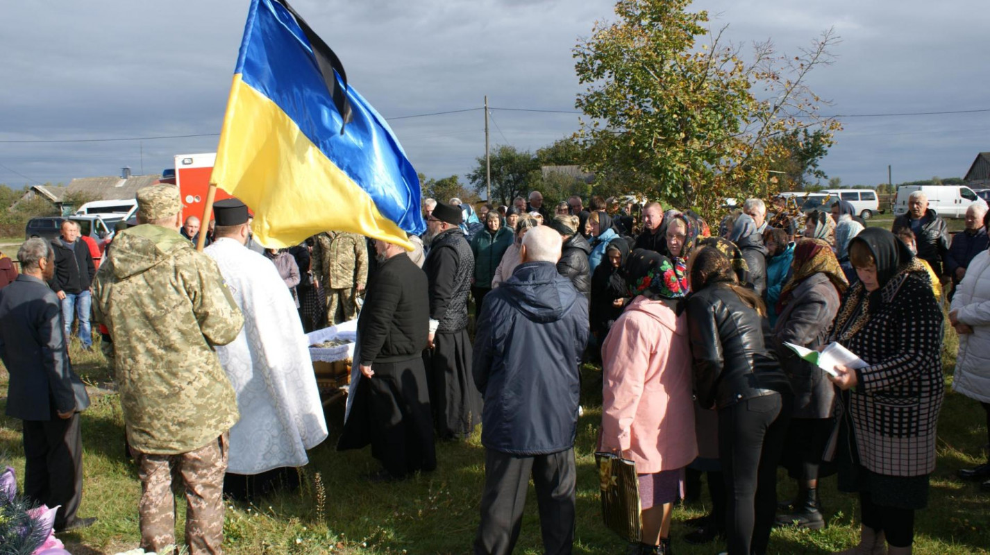 Рік тому одружився і мріяв про спільне майбутнє з коханою: на Волині поховали захисника Руслана Романюка