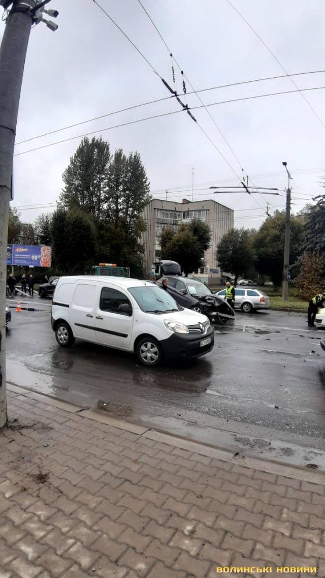 У Луцьку на перехресті зіткнулися дві автівки: рух ускладнений